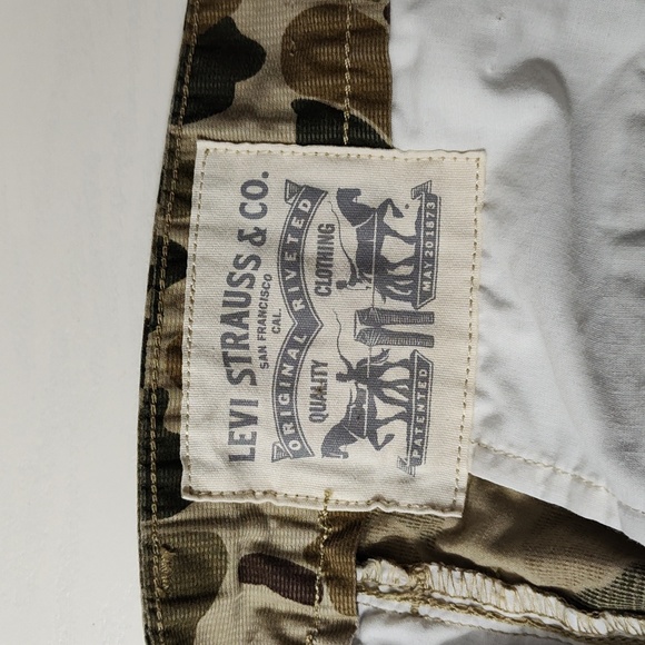 Levi Strauss & Co. Loose fit Camo Cargo Shorts. Size 40 - Picture 8 of 15